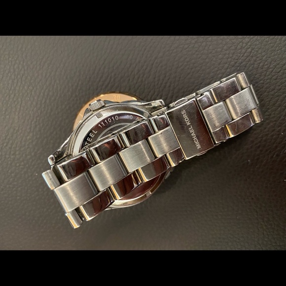 Michael Kors ladies watch GREAT CONDITION - Picture 4 of 4